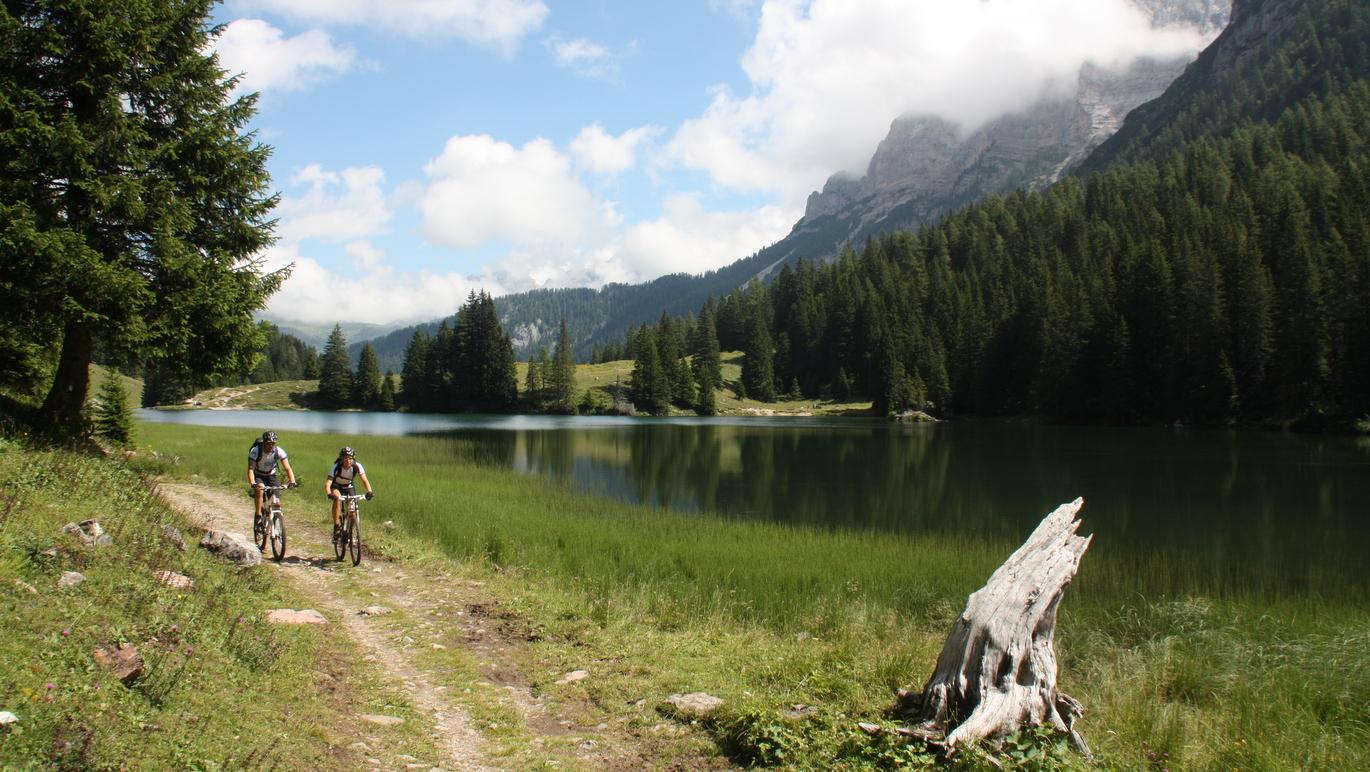 6. Etappe (west) - Wie ein Postkartenmotiv sieht diese Ansicht vom Lago di Valagola in der Brenta aus