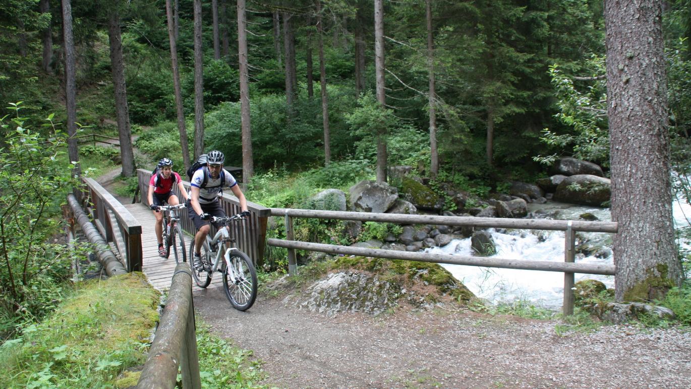 Tag 6, West-Variante: Über das Val Meledrio geht es auf der Dolomiti di Brenta Bike Strecke bergwärts nach Madonna di Campiglio